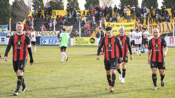 Madryn perdió el invicto que tenía con la camiseta "rojinegra" que estrenó esta temporada. (Foto: Mariano Di Giusto).