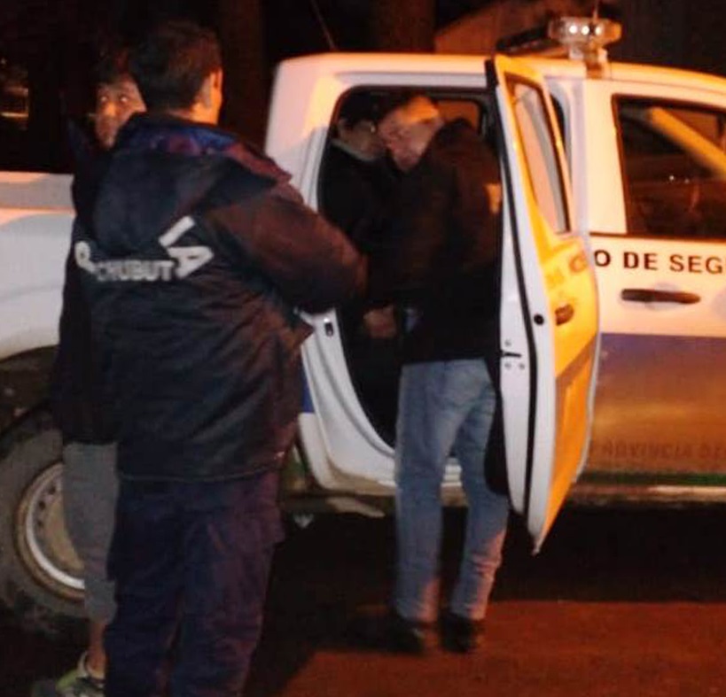 Uno de los ladrones es llevado detenido a la comisaría de Cholila.