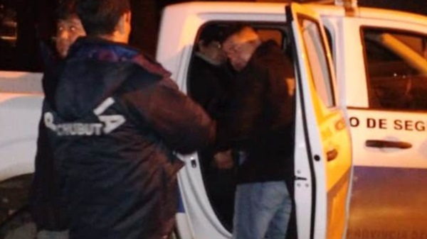 Uno de los ladrones es llevado detenido a la comisaría de Cholila.