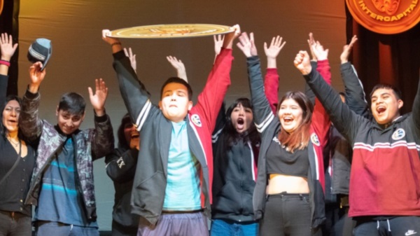 Festejos. Los alumnos de la Escuela 752 celebran el haber triunfado en preguntas y respuestas.