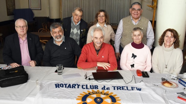 Jorge Reinoso (Rotary Club Trelew ) y Alberto Gagliano mantuvieron una reunión en el Hotel Touring Club.