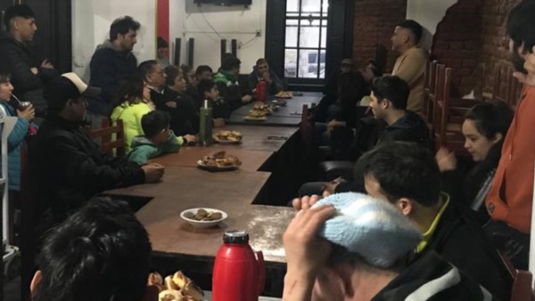 Momentos en que el dirigente Pablo Mamet mantenía una reunión con vecinos de barrios de Trelew. 