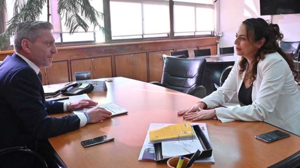 Arcioni recibió ayer en su despacho a la intendenta Claudia Loyola.