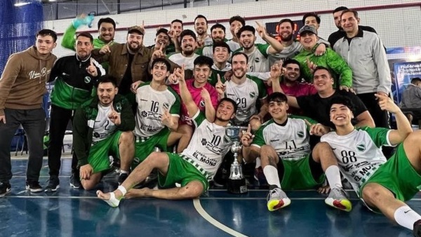 El plantel de Petroquímica festejando su título. (Foto: Federación de Balonmano de Chubut).