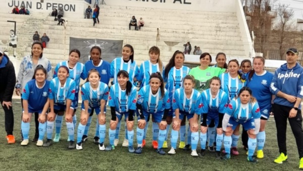 La formación del equipo femenino de Río Mayo ante Marcelo Rosales, en Caleta Olivia.