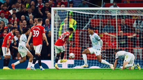 Sancho y Rashford le dieron la primera victoria en esta Premier al equipo de Ten Hag. Liverpool sigue sin ganar en el torneo.