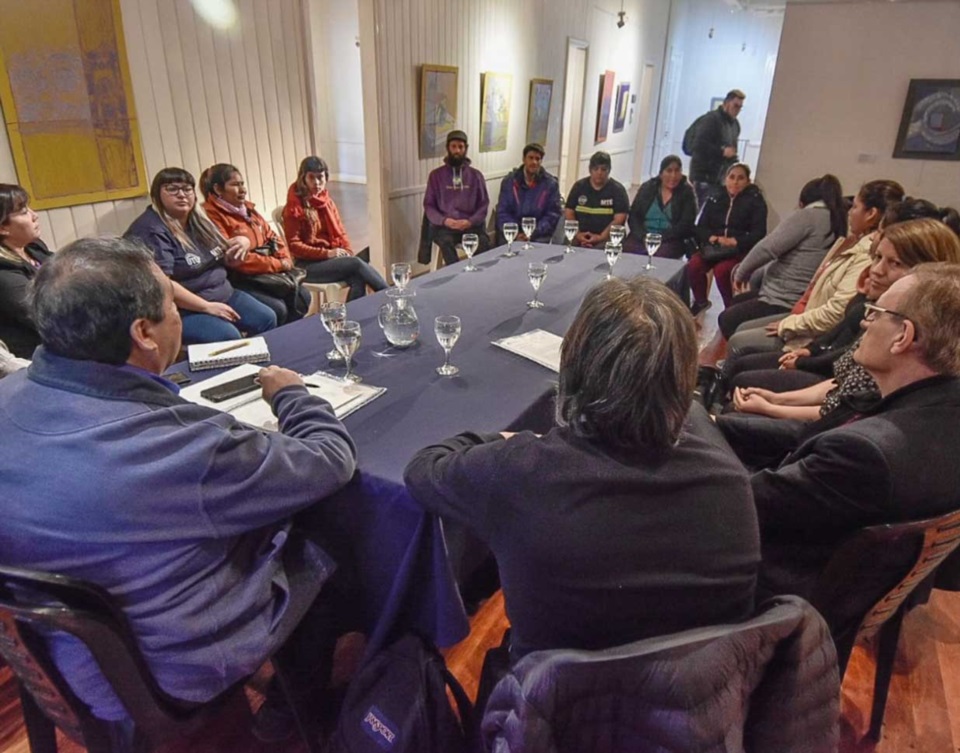 Discusión. Una postal del debate con el pedido para las familias de los trabajadores rurales en el Valle.
