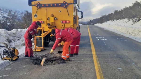 Baches. El mal estado de la ruta 40 obligó a una intervención urgente para que se pueda transitar.
