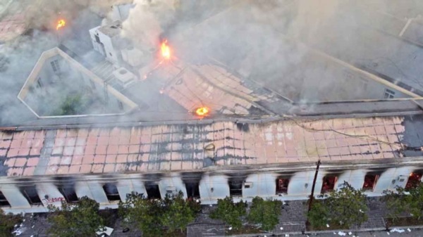 Fuego. Una postal de diciembre de 2021, cuando las llamas a punto estuvieron de arrasar con Fontana 50. 