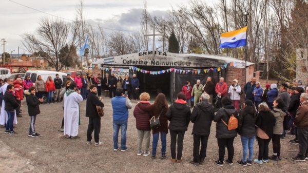 Todos unidos por la paz y en contra de la violencia. La Parroquia reunió a sus fieles en el templo.