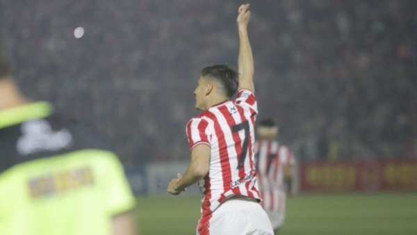 Jourdan festeja el primero. El Santo Tucumano derrotó al Gaucho y no le pierde pisada a Belgrano. 