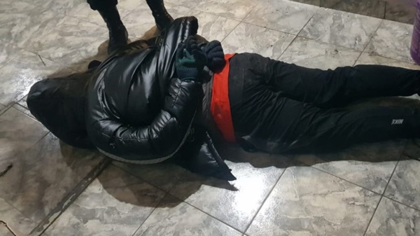 Uno de los delincuentes detenidos que llevaba un arma blanca.