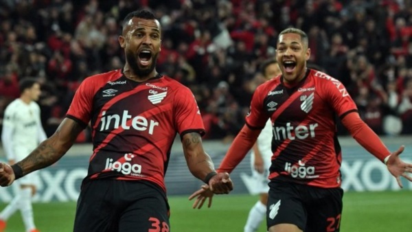 El equipo de Scolari le cortó una racha de 20 partidos sin perder de visitante a los del portugués Ferreira.
