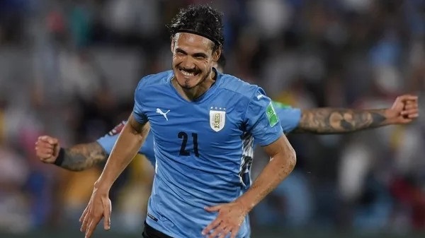 Edinson Cavani tiene la oferta formal de Boca en su poder.