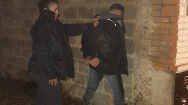 El individuo de 34 años fue atrapado en el momento que robaba caños.