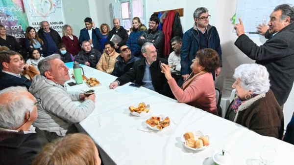 Escucha. El mandatario escuchó los pedidos de los adultos mayores y garantizó fondos para la sede.