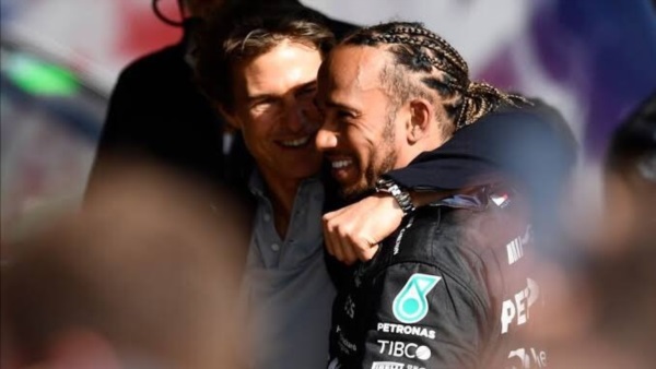Hamilton saldría como piloto de combate, pero la filmación se atravesaba con el calendario de F1 y tuvo que dejarlo.