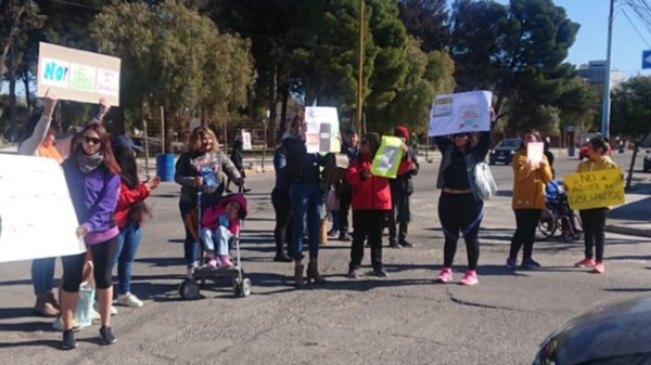 Momentos en que familias y terapeutas se manifestaban en Rawson.
