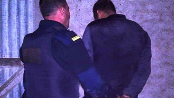 El sujeto intentó escabullirse del cerrojo policial. No pudo evitarlo.