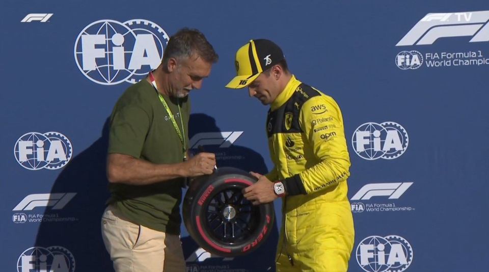 Leclerc gana la pole en Monza y Batistuta le entrega el premio. El monegasco le pide al "Bati" que se lo firme!