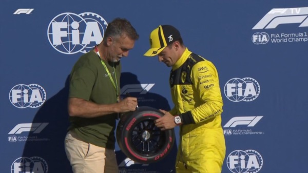 Leclerc gana la pole en Monza y Batistuta le entrega el premio. El monegasco le pide al "Bati" que se lo firme!