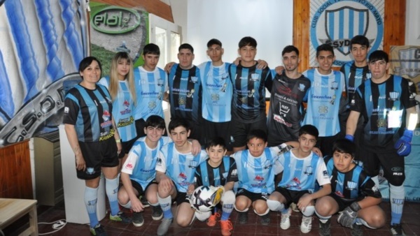 Los jugadores y jugadoras del club presentaron la indumentaria. Foto: Club Río Mayo.