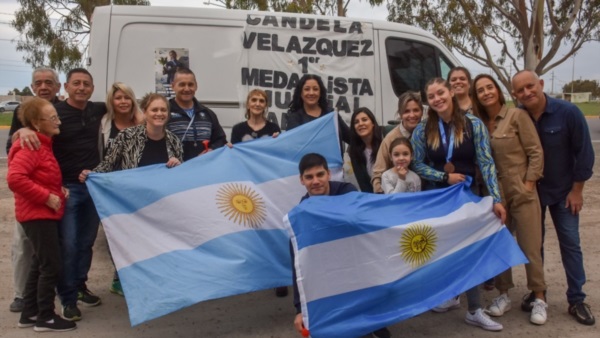 Candela con sus familiares y amigos en su llegada a Trelew. (Foto: Sergio Esparza/Jornada).