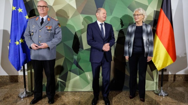 Scholz con el Inspector General de las fuerzas armadas alemanas Bundeswehr Eberhard Zorn y la Ministra de Defensa Christine Lambrecht.