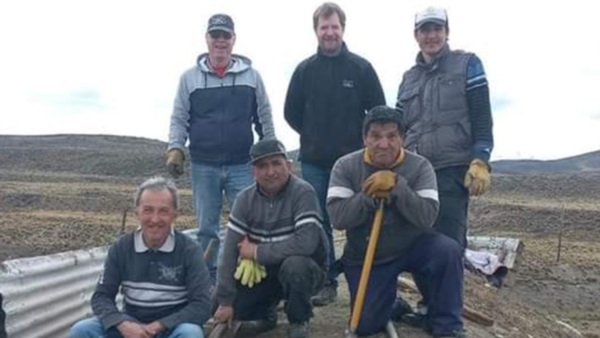 En acción. Los trabajadores del Viejo Expreso hacen sus labores sobre las vías esperando las frecuencias.