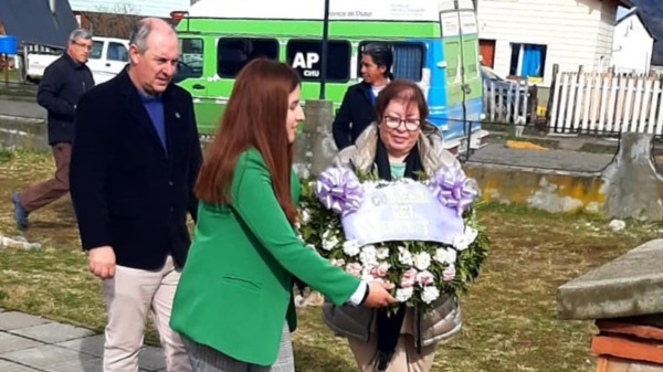 La ofrenda floral se colocó en la placa del Dr. Atilio Viglione.