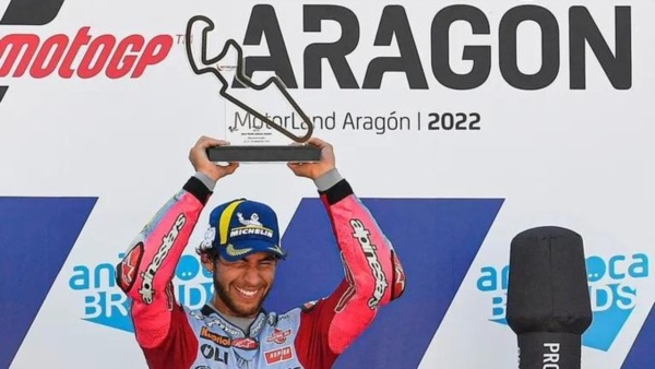 Bastianini festejó en el giro final; Quartararo cayó en el primero.