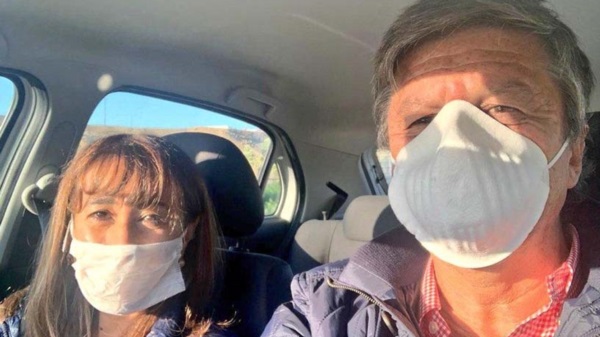 Escribiente. Menna y la diputada Roxana Reyes, su empleadora, en viaje. 