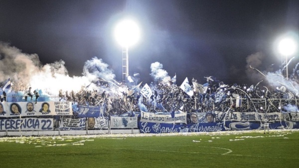 Así recibieron los hinchas de Newbery a su equipo en la previa del clásico. (Foto: Diario Crónica).