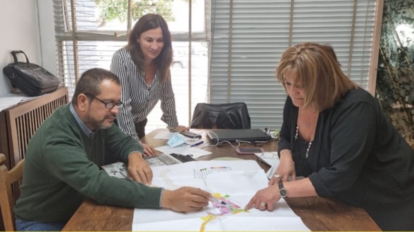 En la espera. Desde la izquierda, Álvarez, Estafanía y Vázquez en pleno trabajo en el parlamento de Esquel. 