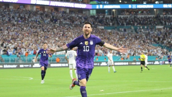 Messi la rompió toda. Fue clave para el primer gol, anotó de penal y metió un verdadero golazo.