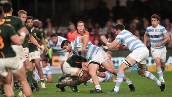 Los Pumas sufrieron nuevamente su indisciplina (22 penales y 4 amarillas) frente a unos Springboks también erráticos e indisciplinados.