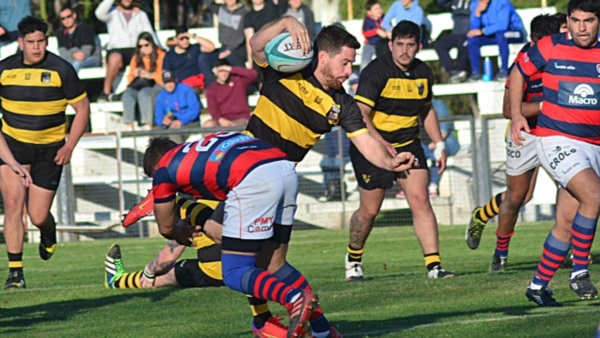 Mauro Pagani, figura del partido avanza con la guinda, en el triunfo de Patoruzú sobre Puerto Madryn. (Foto: Alberto Evans/Jornada).