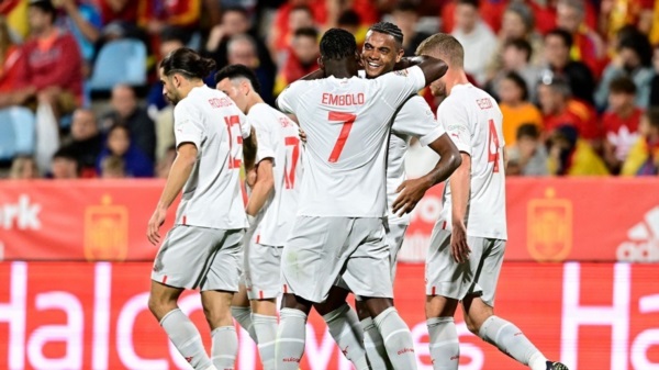 Triunfazo suizo en Zaragoza. ? Akanji, con gol y asistencia en balones parados, fue la pesadilla de los españoles.