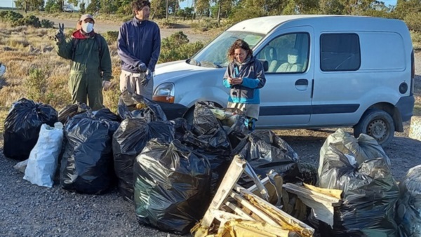 Limpieza. Se recolectaron muchos residuos en la costa de El Elsa tras el trabajo de los autoconvocados.