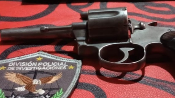 El arma de fuego y municiones fueron halladas en un allanamiento.