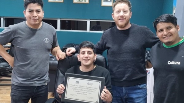 Dante Bowen, Leonardo Reuque y Gustavo Maripán durante la entrega de la placa a Yhosva Montoya.