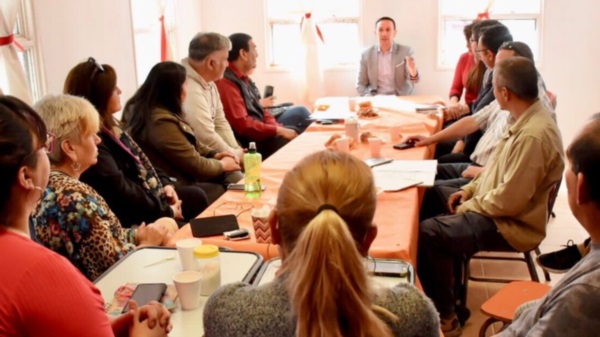 Encuentro. El jefe comunal dialogó sobre las necesidades de algunos de los barrios de la ciudad de Trelew. 