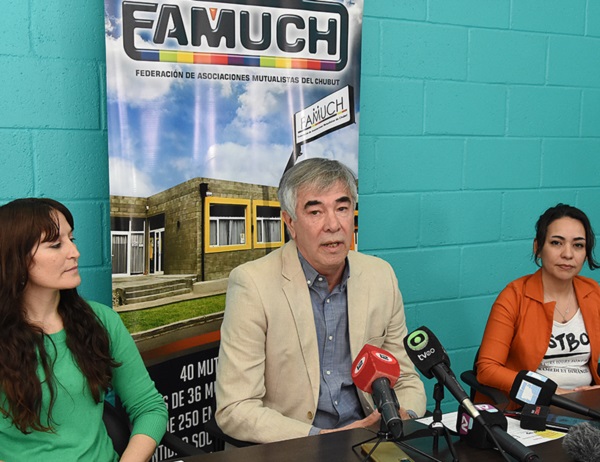 El presidente de la FAMUCH, Hugo Schvemmer, encabezó la conferencia.