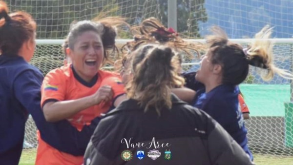Sheila Otero festeja su gol. Foto: Liga de Bariloche.