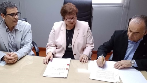 Miryám Monasterolo (Salud), Leonardo Gaffet y Miguel Ramos (Turismo), firmaron un acta acuerdo.