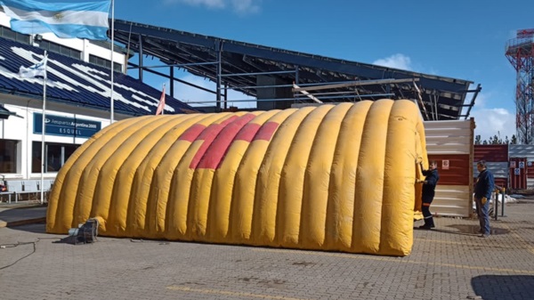 La carpa fue prestada por el Área Programática Esquel.