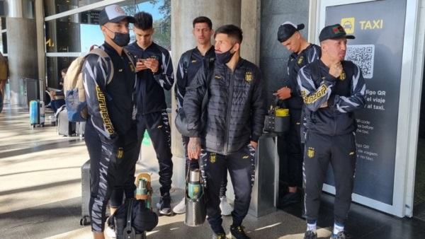 El plantel "aurinegro" ya está en Buenos Aires, a la espera del choque con Quilmes. (Foto: Prensa Deportivo Madryn).