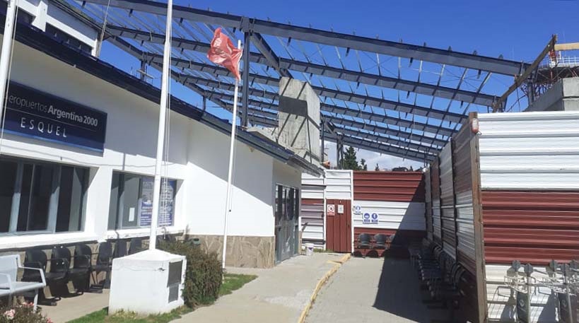 Nadie trabajando. La empresa se llevó las herramientas de la obra.