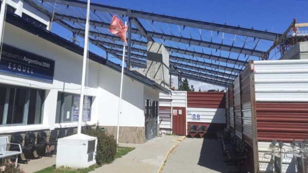 Nadie trabajando. La empresa se llevó las herramientas de la obra.