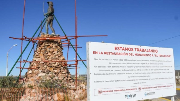 Comenzaron los trabajos para retirar la escultura y restaurarla.